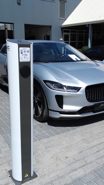 Jaguar I-Pace bij een dealer met laadpunt