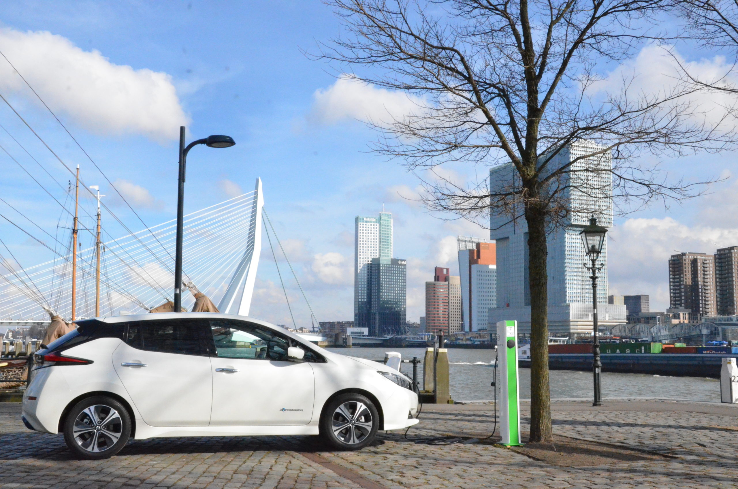 Nissan Leaf met dubbele laadzuil in Rotterdam