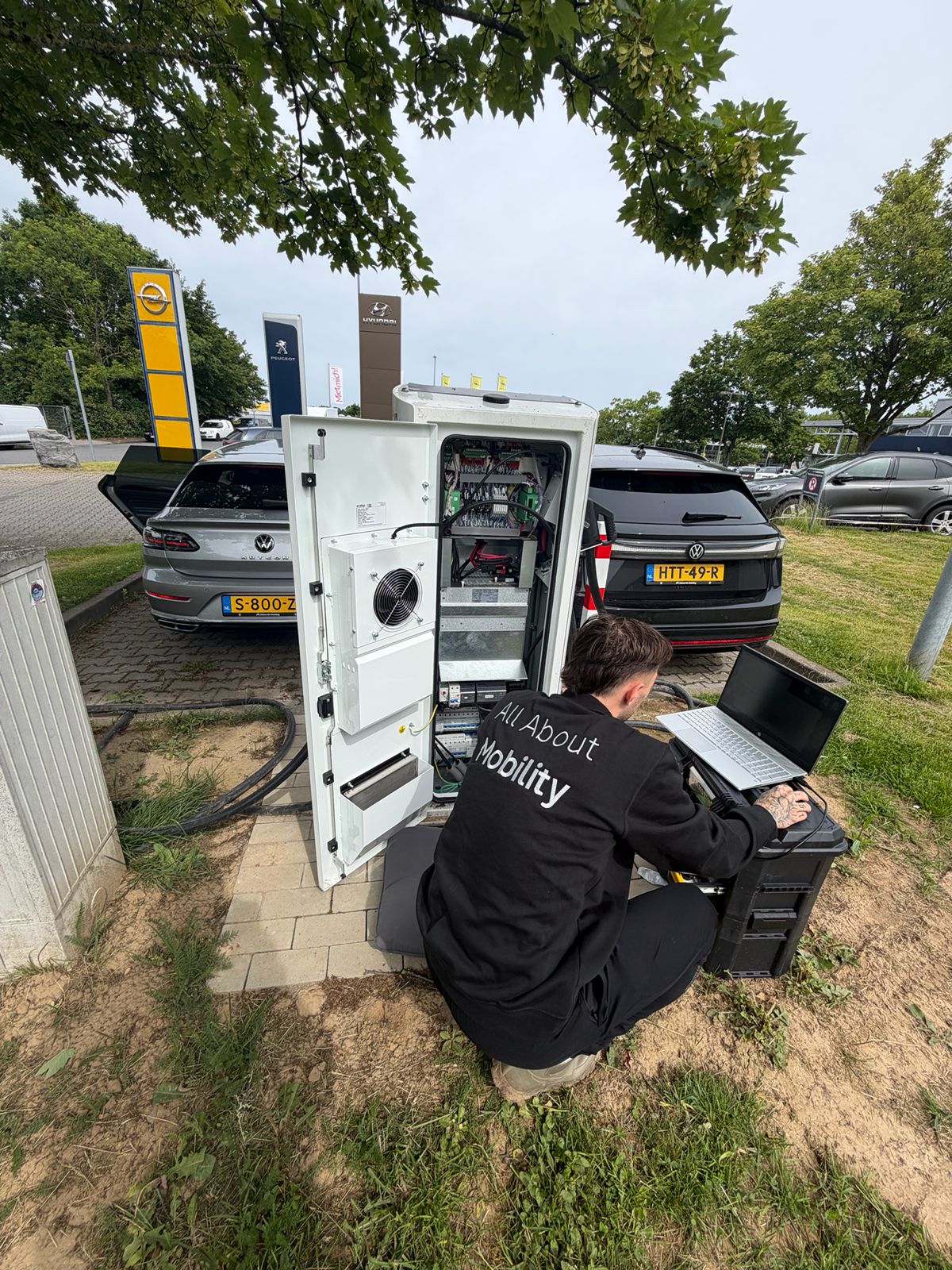 Technicus installeert laadpaal in berggebied