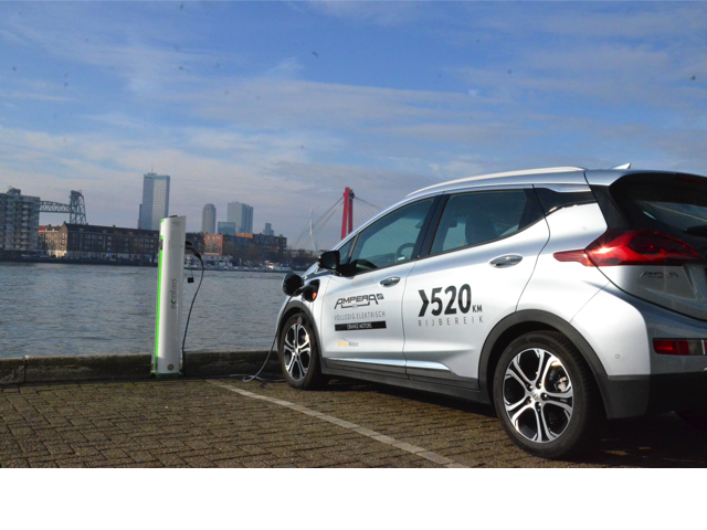 Opel Ampera-e bij een laadzuil in Rotterdam