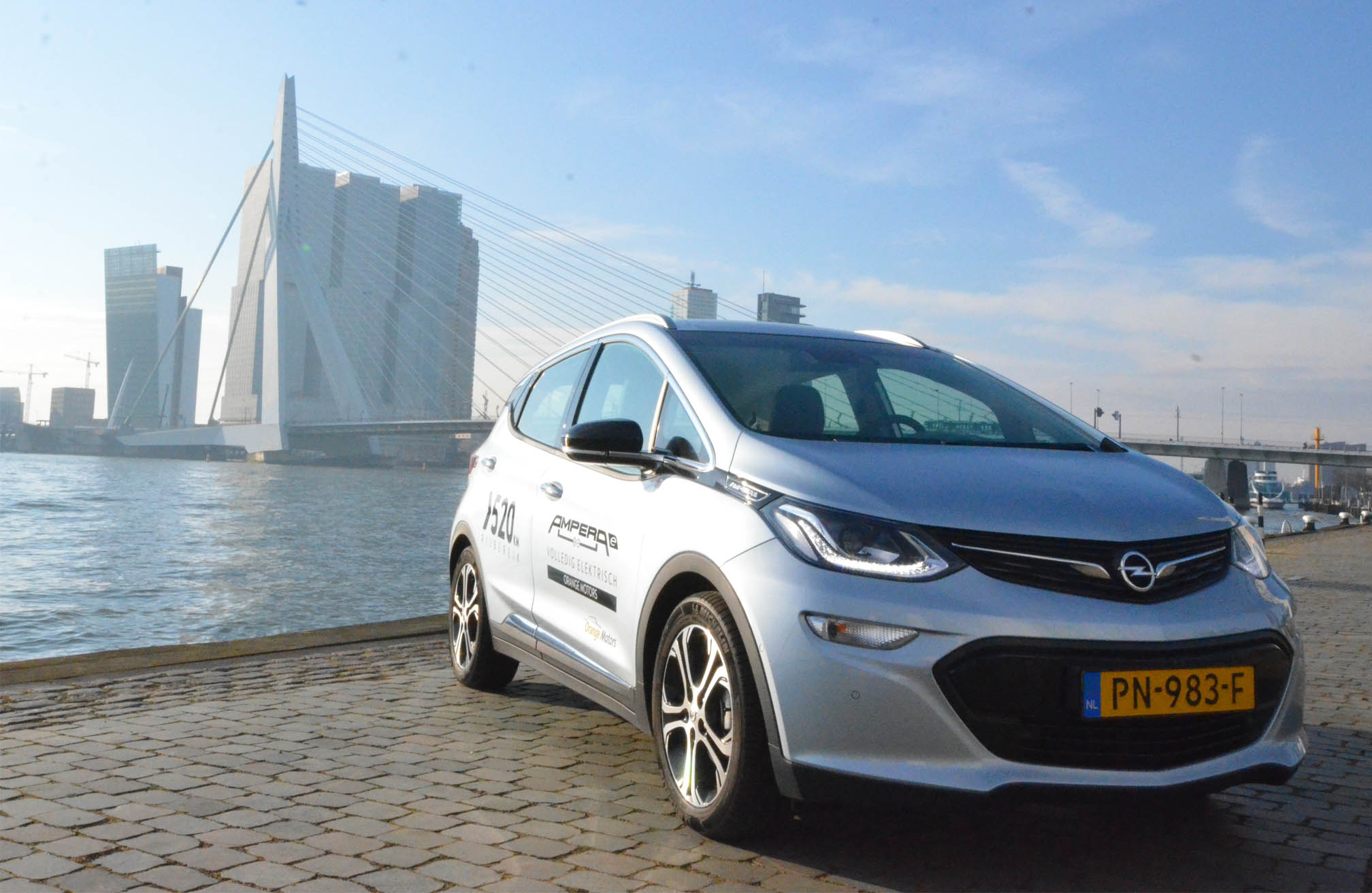 Opel Ampera opladen bij een laadzuil in Rotterdam